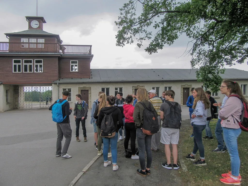 Gruppe vor dem Torgebäude der Gedenkstätte Buchenwald.